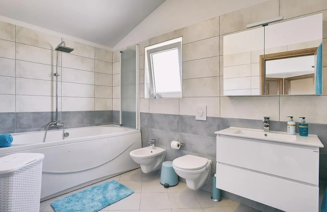 Top Villa Mit Privatem Pool, Wlan, Sonnenliegen, Terrasse Und Eigenem Grillbereich Pula