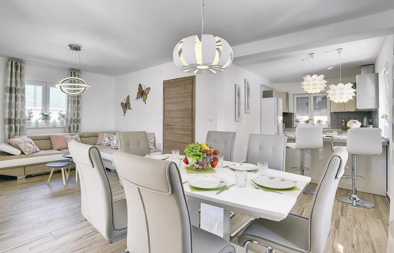 Holiday home Top Villa Mit Privatem Pool, Wlan, Sonnenliegen, Terrasse Und Eigenem Grillbereich Pula Croatia