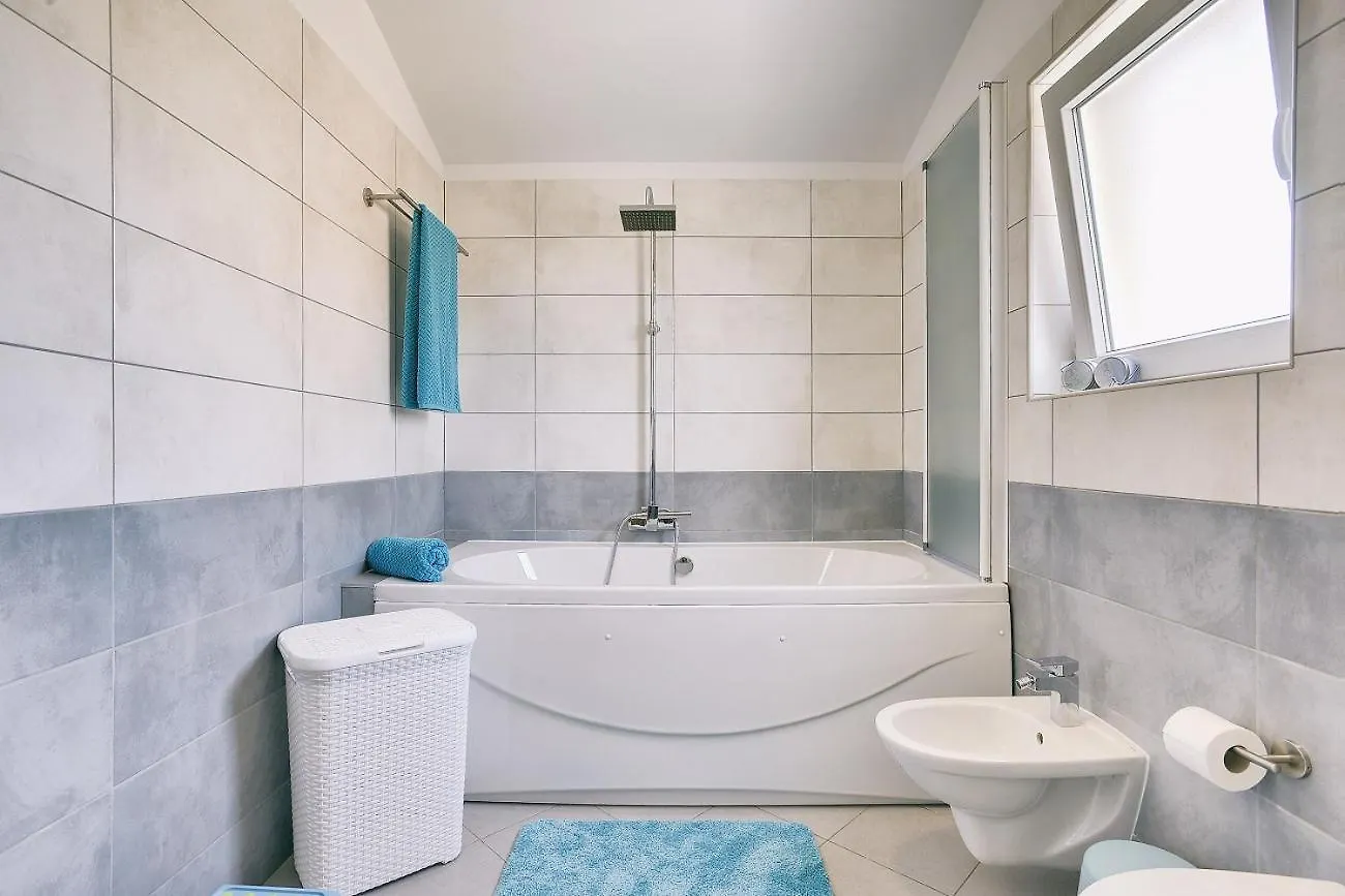 Holiday home Top Villa Mit Privatem Pool, Wlan, Sonnenliegen, Terrasse Und Eigenem Grillbereich Pula