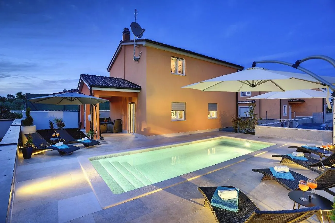 Top Villa Mit Privatem Pool, Wlan, Sonnenliegen, Terrasse Und Eigenem Grillbereich Pula 0*,  Croatia