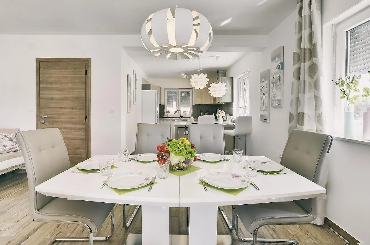 Prázdninový dům Top Villa Mit Privatem Pool, Wlan, Sonnenliegen, Terrasse Und Eigenem Grillbereich Pula Chorvatsko