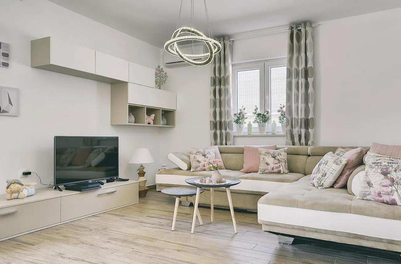Prázdninový dům Top Villa Mit Privatem Pool, Wlan, Sonnenliegen, Terrasse Und Eigenem Grillbereich Pula