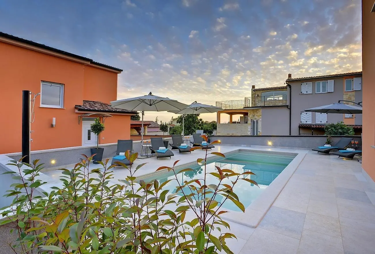 Top Villa Mit Privatem Pool, Wlan, Sonnenliegen, Terrasse Und Eigenem Grillbereich Pula